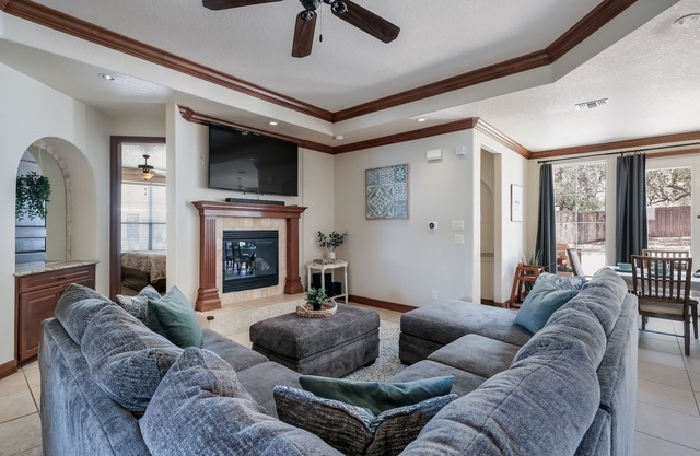 Lujoso Hill Country Townhome. A tiro de piedra de Sea World. BMT