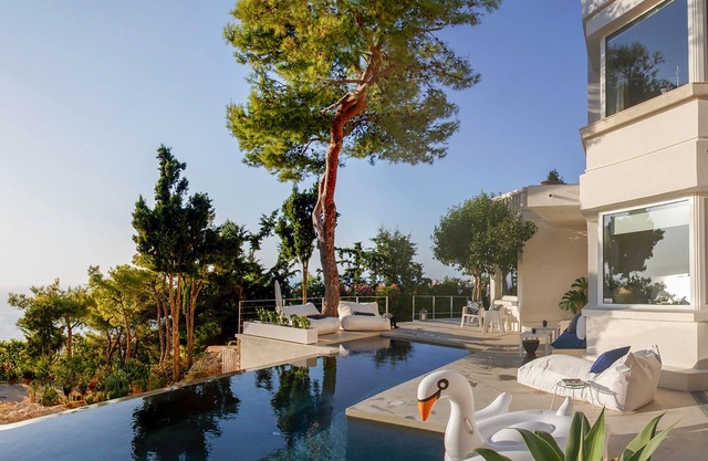 Lujoso apartamento en la ladera con vistas al mar y Chania con piscina privada.