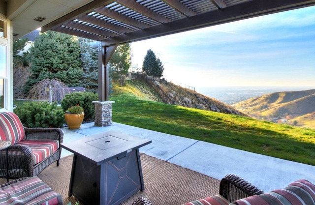 Luxurious Hilltop Home W/Amazing Views