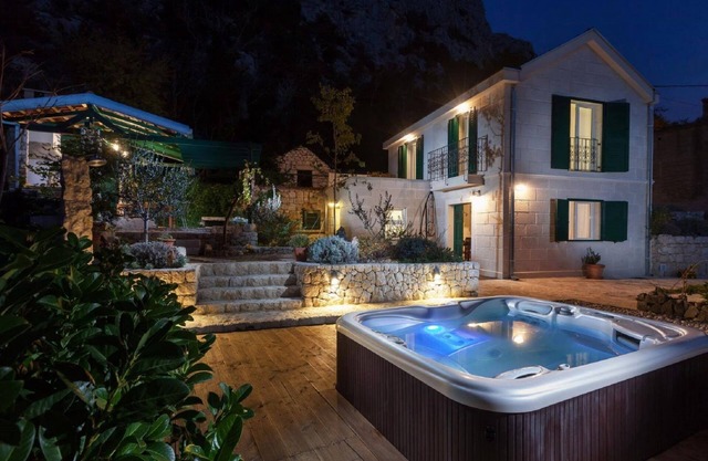 Luxurious Holiday Home in Makarska with Hot Tub