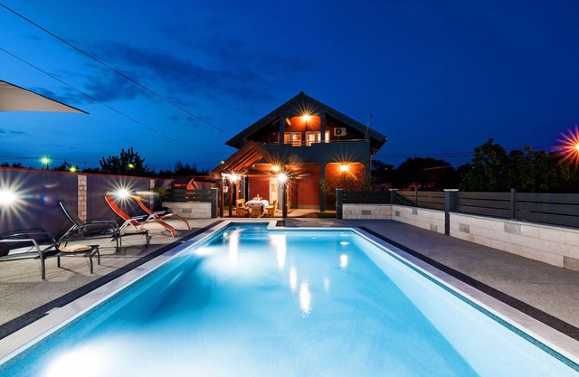 Lujosa Casa Vacacional en Šopot con Piscina