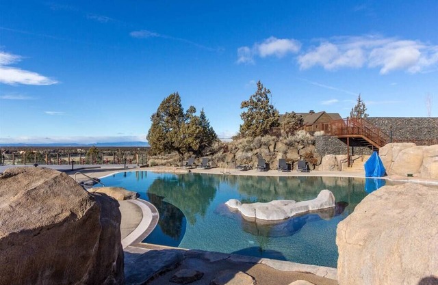 Luxurious Home, Beautiful Views, Family Friendly!