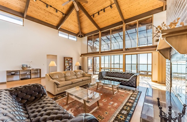 Lujosa casa con vista al mar, sauna, mesa de billar y más.