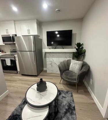 Luxurious Home in NW Calgary, Free Parking, High Speed Internet, Near Grocery and Airport
