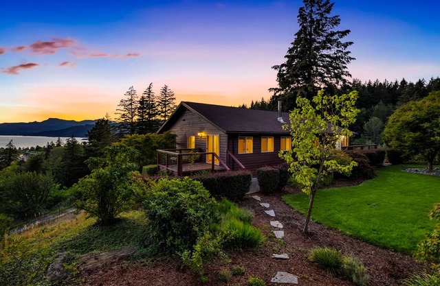 Luxurious home with breathtaking views of the Columbia River