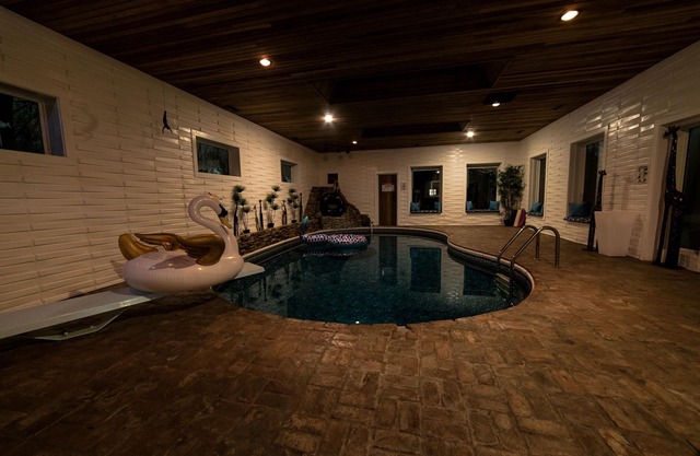 2700 pies cuadrados Casa con tu propia piscina cubierta !!