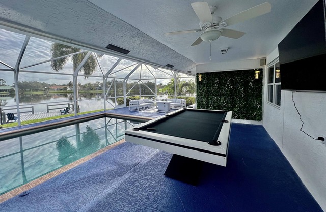 Luxurious home with heated pool 3 min to WEF
