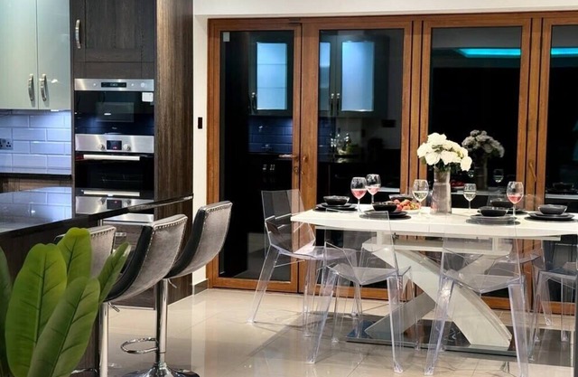 Luxurious 3 Bedroom House with Spa Bath and Private Garden