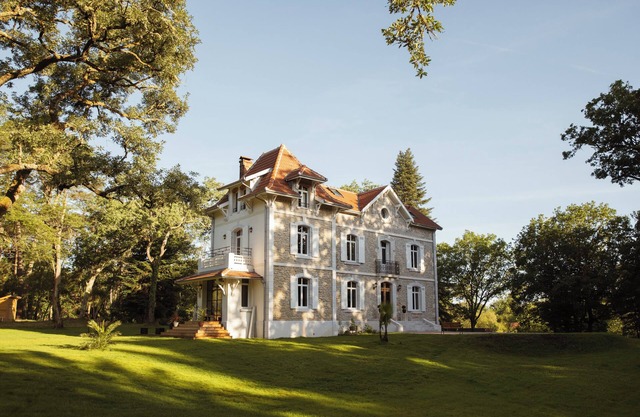 Luxurious house with swimming pool in 1.2 hectares of parkland facing the Landaise forest