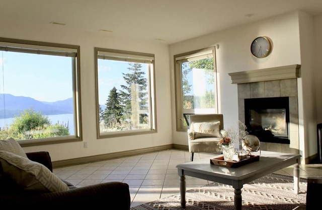 Luxurious Kelowna Retreat - Ideal for Families, Relocation, Romantic Getaways