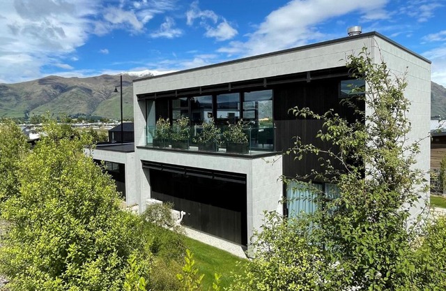Luxurious Lake and Alpine Views