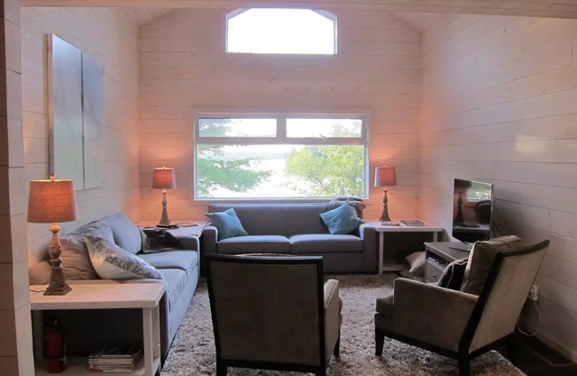 Luxurious lake house, sunset views and Muskoka room