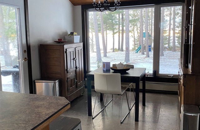 Luxurious Lake House with Hot Tub - Come and Enjoy and Unwind by Lake Nipissing!