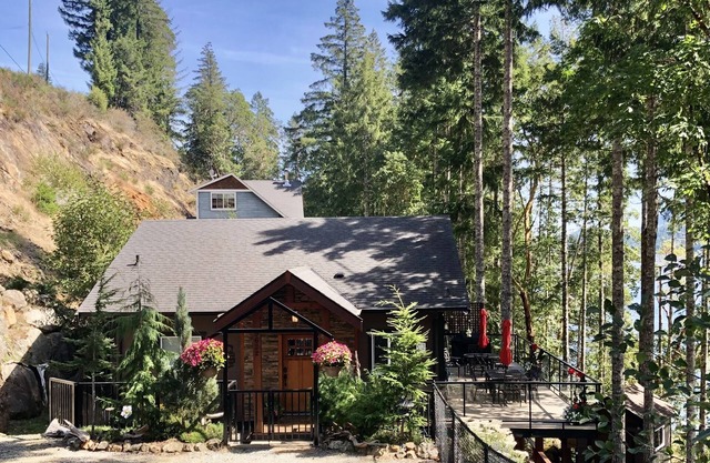 Luxurious Lakefront Private Beach, Dock and Hot tub!