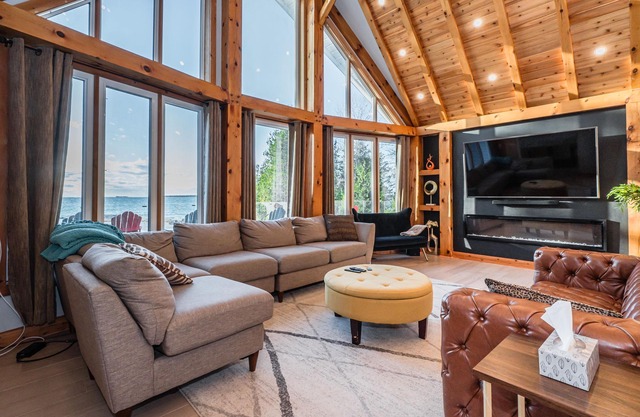 Luxurious Lakefront Mansion: Your Dream Getaway!