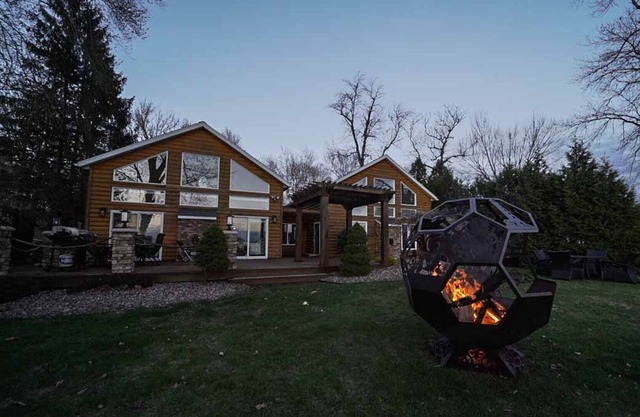 Luxurious Lakefront Home w/jacuzzi & gameroom on Oneida Lake (Sylvan Beach area)