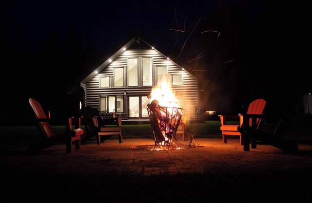 Luxurious Lakefront Log Home with Entertainment Building on Moosehead Lake