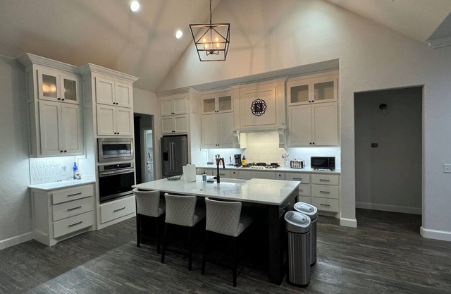Luxurious Living in Mustang - Executive style home, great for families!