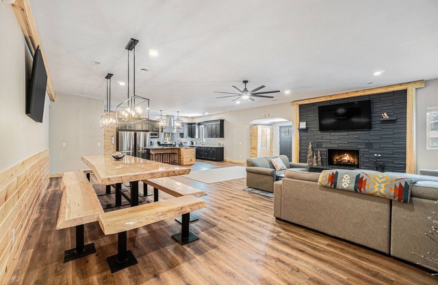 Luxurious Lodge w/ 8-lane bowling ally, great location next to lakes & trails