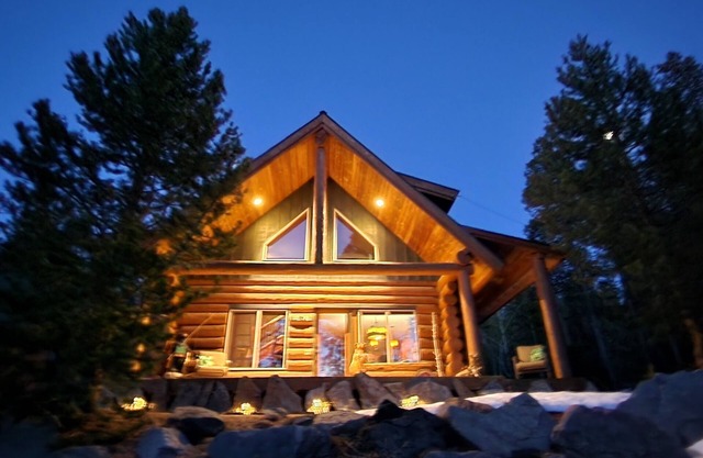 LUXURIOUS LOG CABIN HOT TUB, trails, lakes, hiking, biking, skiing, THEATER ROOM