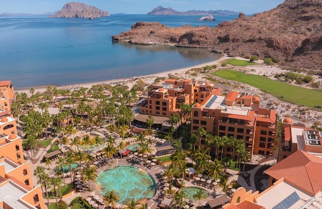 Luxurious Loreto Getaway: Serene Views & Premium Comfort Await