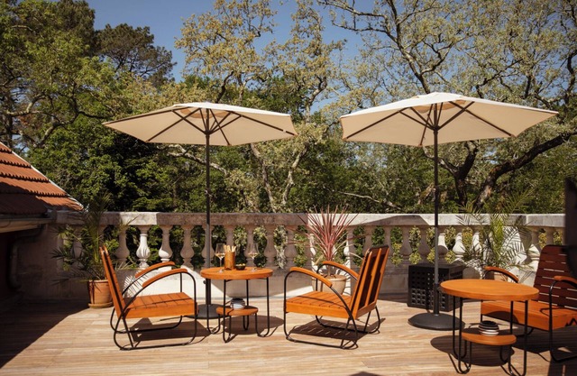 Luxurious Maison de Maitre facing the Landes forest 15' from the ocean with swimming pool & park