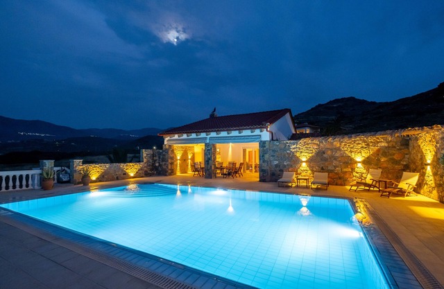 Villa de ensueño de lujo con piscina junto al mar con acceso a la playa privada