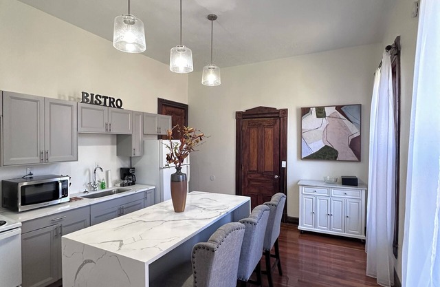 Luxurious Marble bath & kit1 bedroom condo WiFi DAYTON 2 min downtown 5 min UD