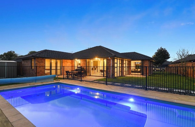 Luxurious Master Bedroom With Pool View : Hamilton