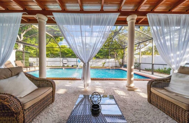 Luxurious Miami Vacation Home with Pool 4BR/suites