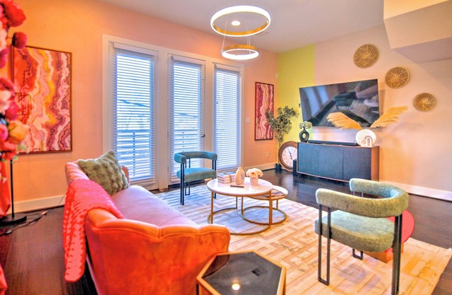 Luxurious Modern 3 Story Haven, East Downtown - City Views - minutes to downtown