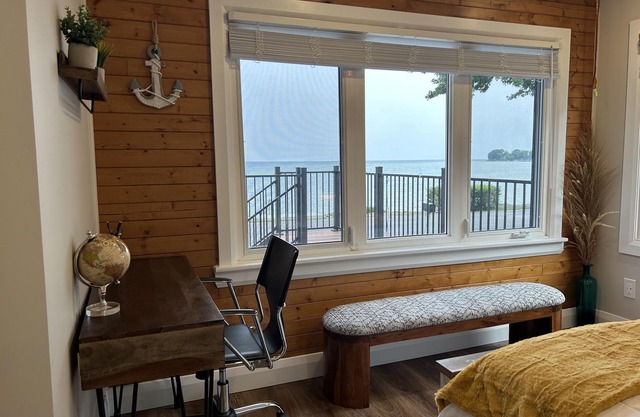 Luxurious modern 4 season cottage on Lake Erie with hot tub