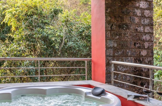 Luxurious modern apartment w/hot tub - 5 min from the beach !!