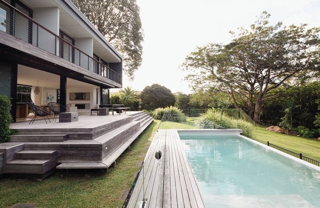 Luxurious modern family home w/ pool & spacious gardens, 7 minutes to the beach!