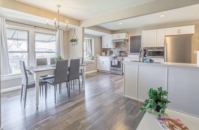 Luxurious Modern Home 2BD/1B | close to shops