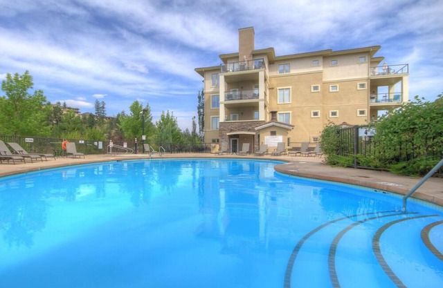 Luxurious Modern Pool-View 2/Bedroom 2/Bath Condo At Pinnacle Pointe Resort