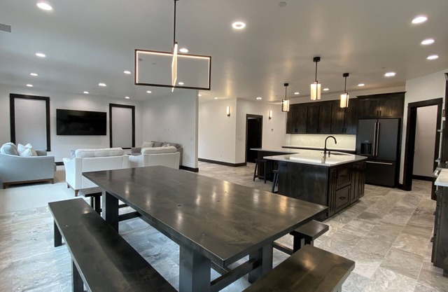 Luxurious Modern Retreat with 3 King Suites