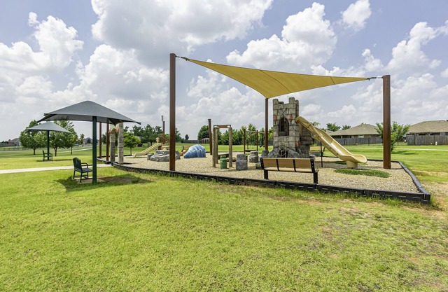 LUXURIOUS MOORE HOME 8 MILES TO OU & 15 MILES TO OKC BRICKTOWN