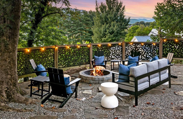 Luxurious Mountain Home Views Hot Tub Fire Pit Game Room Walk to Town