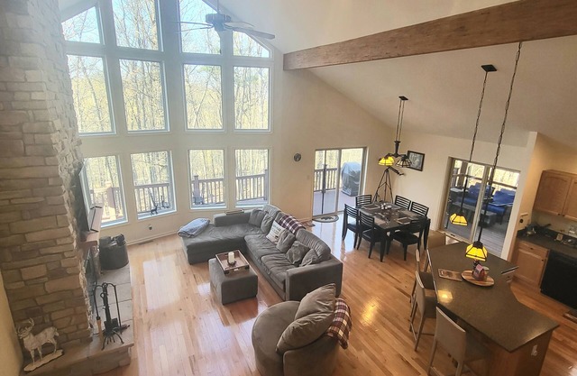 Luxurious Mountaintop Chalet / Cabin in 'The Woods Golf Resort':Access Amenities