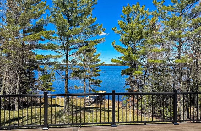Luxurious newly renovated lake home on Rainy Lake near Voyageurs National Park!