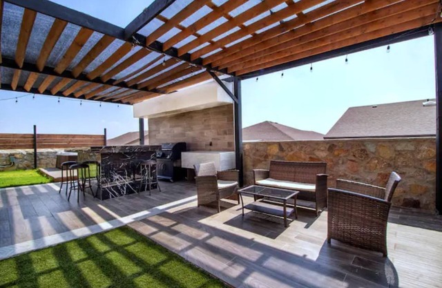 Luxurious NEW 3Bedroom Home w/Hot tub & Cozy Patio