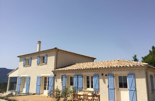 Lujosa villa de nueva construcción con piscina desbordante y vista panorámica.