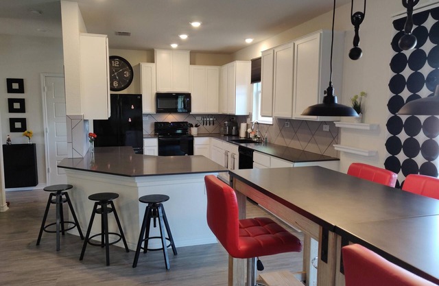 Lujosa casa nueva 3bd, 2. 5 bth, Tarifas especiales