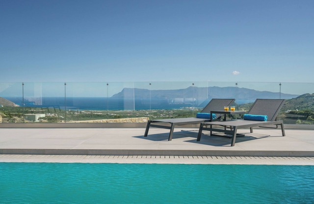 Luxurious New Villa Sea Breeze with Private Pool, Jacuzzi and Playroom