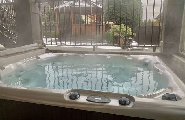 Luxurious Oasis with private Hot Tub:Theatre:Games Rm:Bar