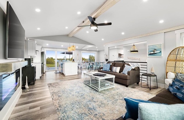 Luxurious Oceanview beach house W/ hot tub