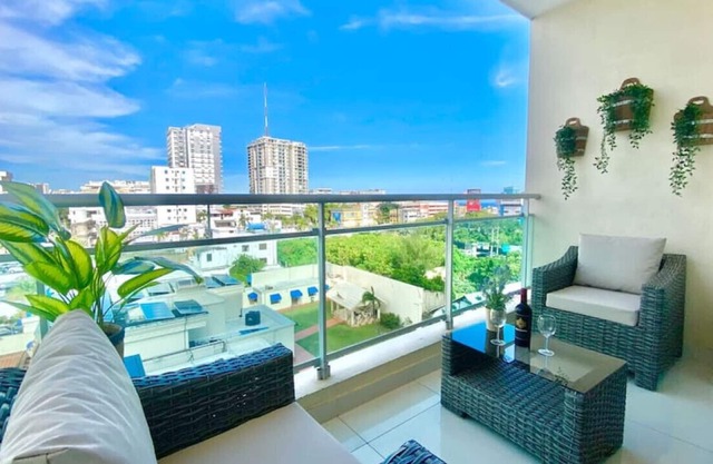 Luxurious One Bedroom Apt, King Bed, Full AC, Rooftop Lounge and Pool, Gym...