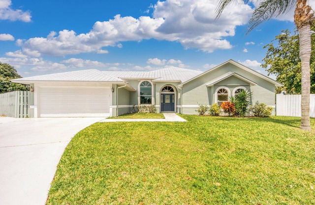 Luxurious Palm City Pool Home – Your Ideal Vacation Retreat