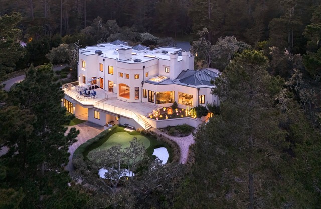Luxurious Pebble Beach Retreat with gym, golf simulator & putting green!